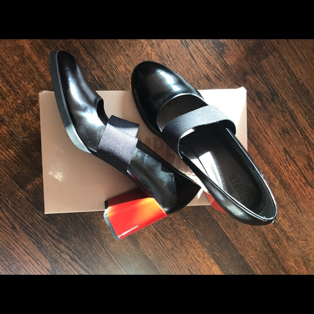Camper Kara glossy black/red leather pumps